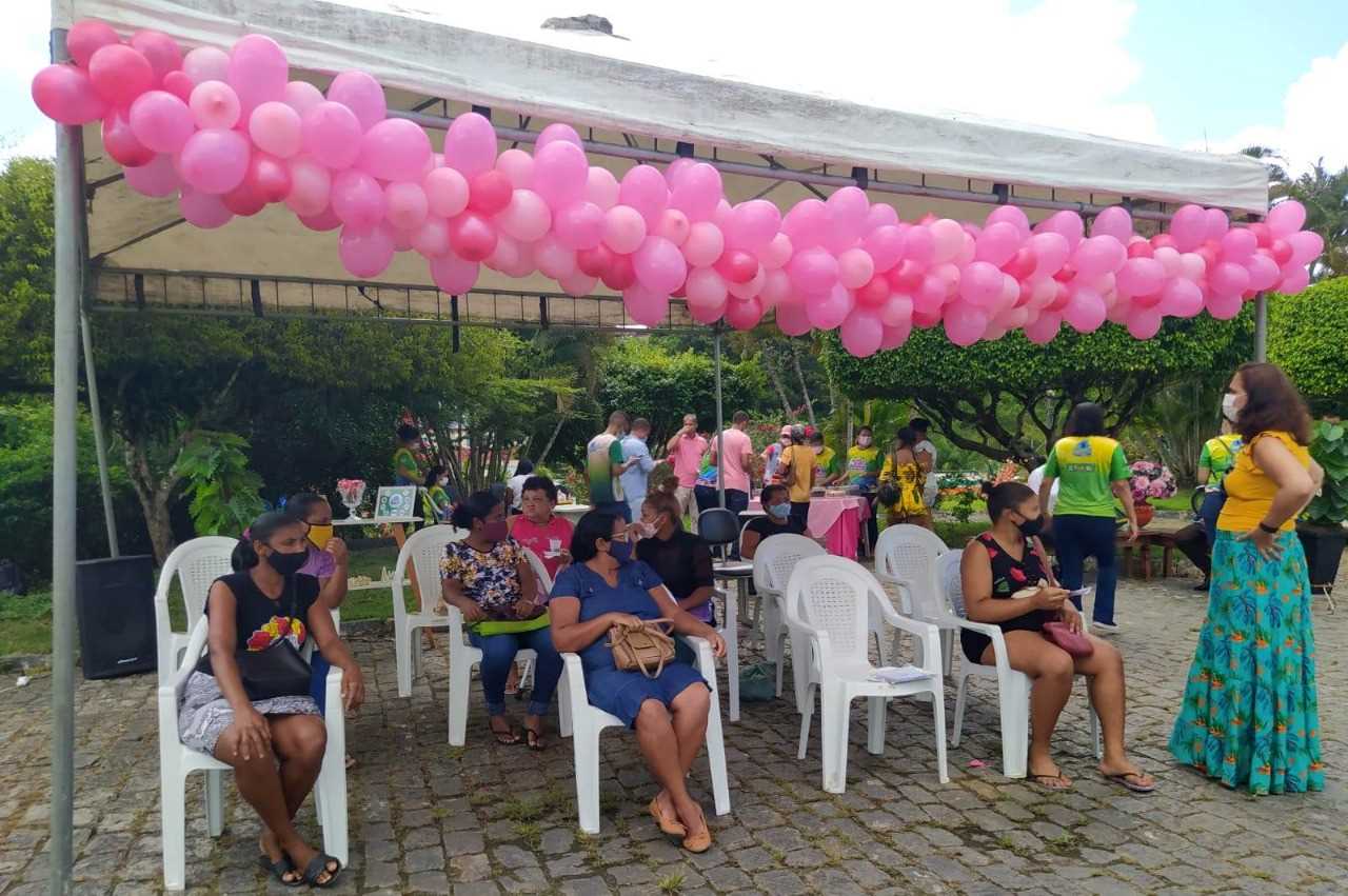 Prefeito homenageia as mulheres servidoras